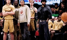 开云下载-猛龙队球员赛后庆祝，压制对手取胜