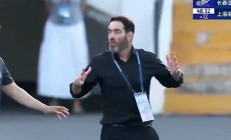 开云体育入口-中超比赛裁判因判罚争议遭球迷疯狂吹