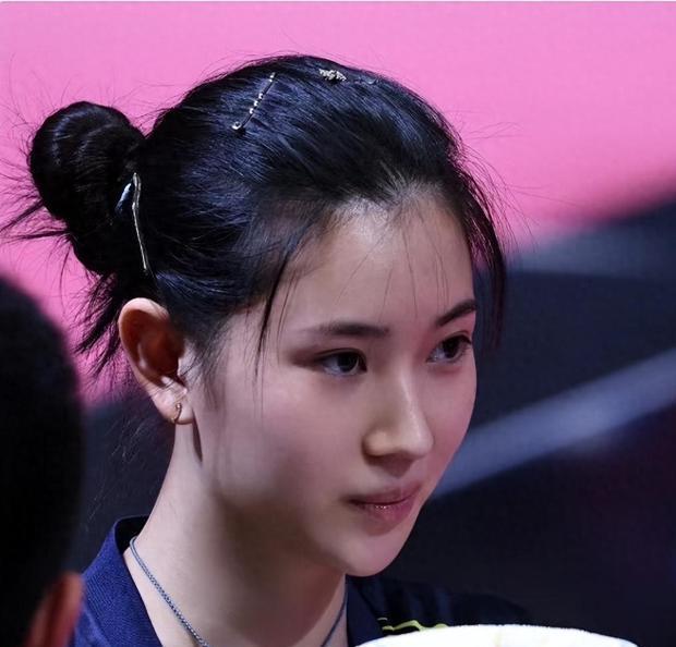包含姑娘们在球场上尽显飒爽英姿，实力出众的词条