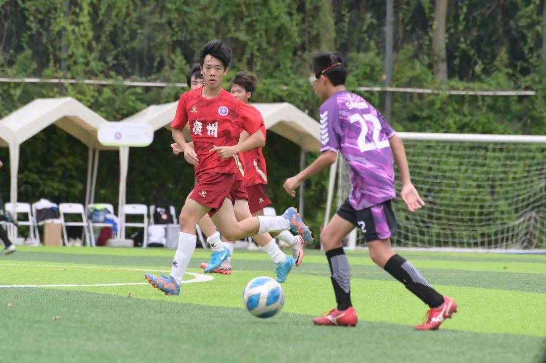 足球联赛竞争白热化，各队全力以赴争夺冠军