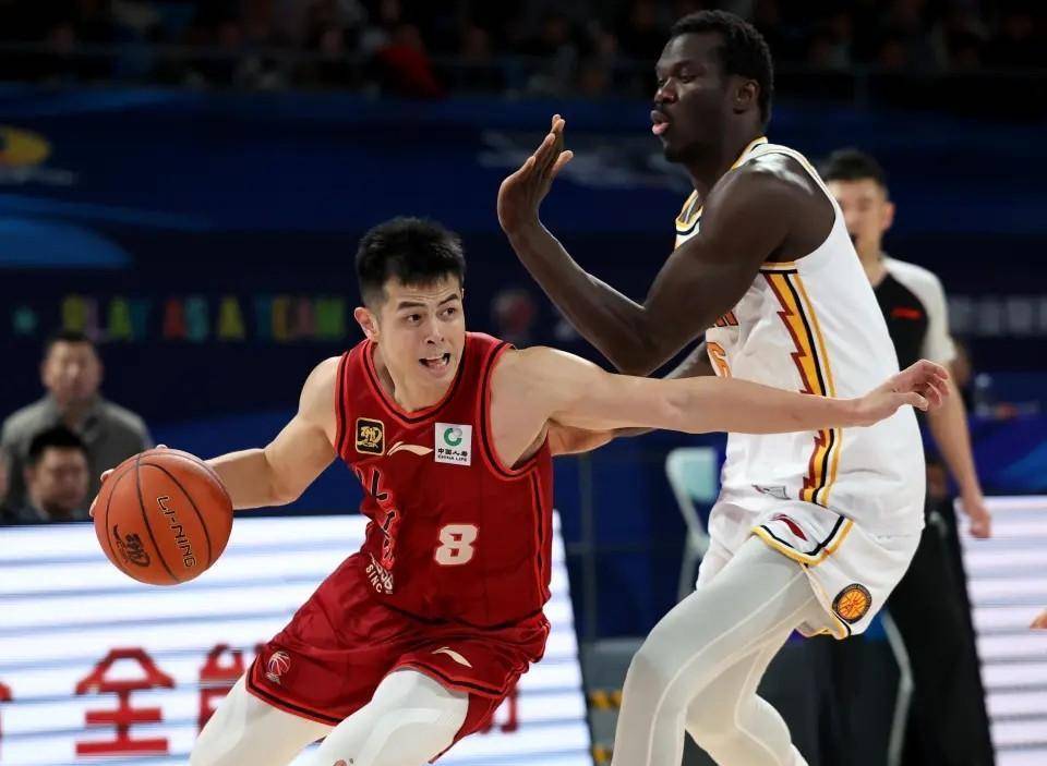 竞技篮球联赛积分榜拉开激烈争夺