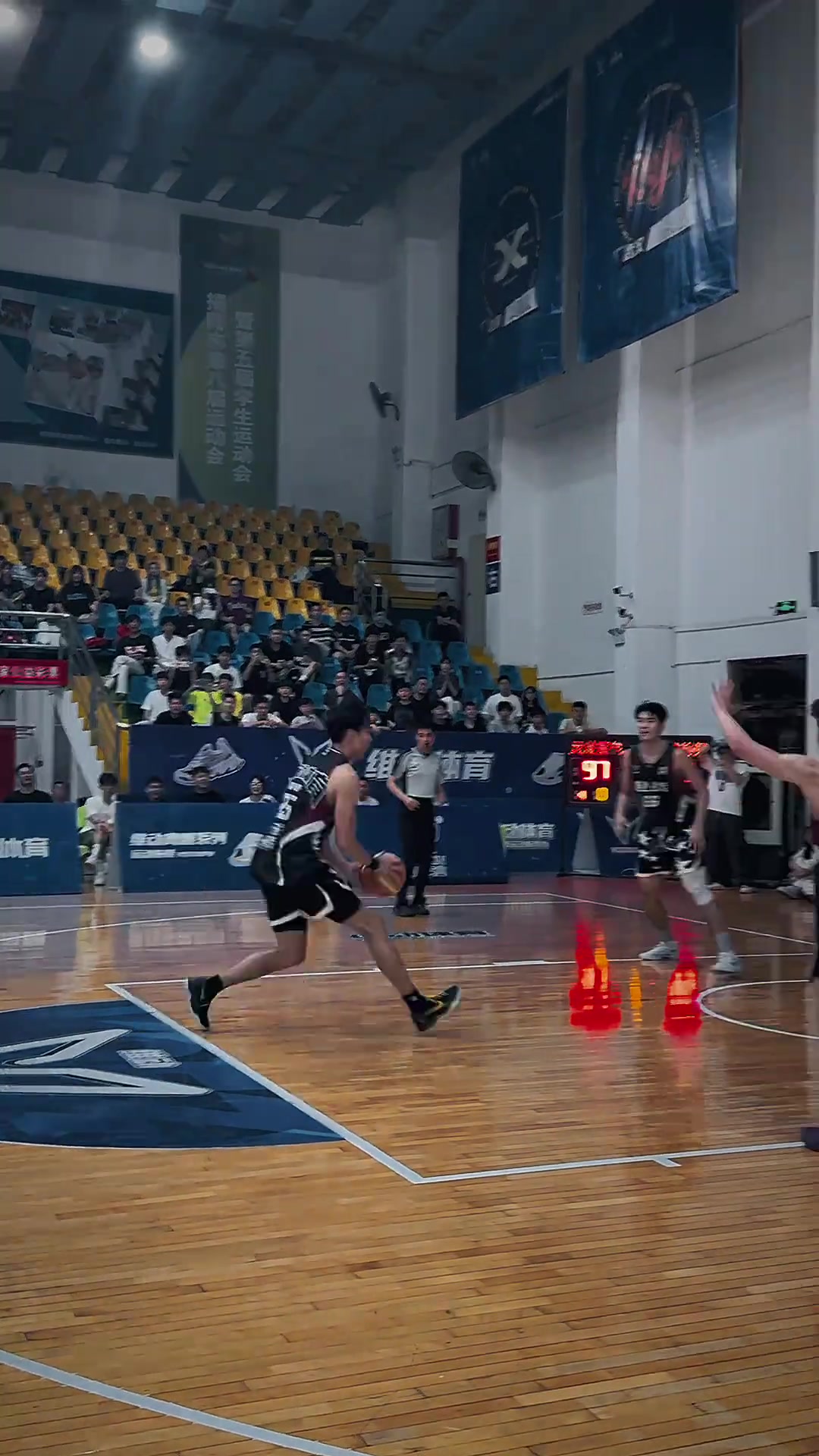 一场惊心动魄的比赛,场面扣人心弦 一场惊心动魄的比赛,场面扣人心弦