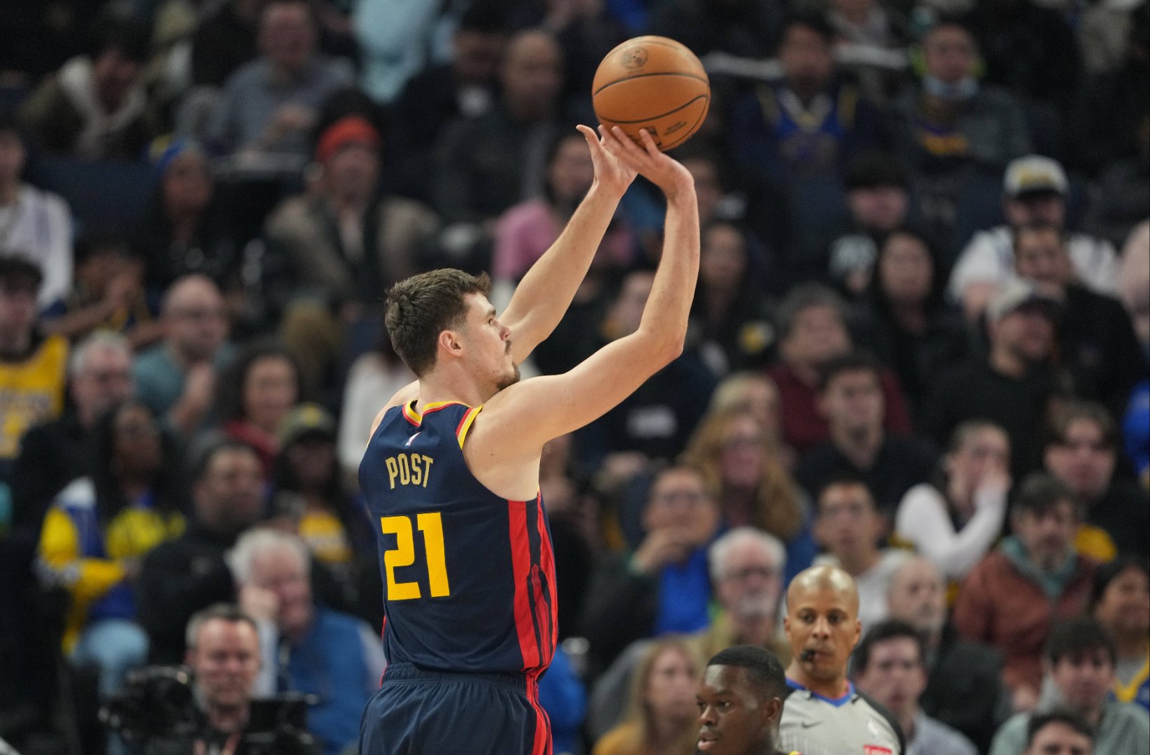 猛龙队球员赛后庆祝,压制对手取胜 猛龙队球员赛后庆祝,压制对手取胜