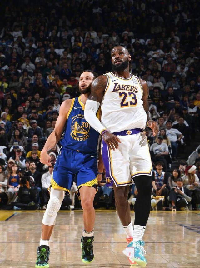 明星球员频频现身场边激战,球风振奋人心的简单介绍 明星球员频频现身场边激战,球风振奋人心的简单介绍