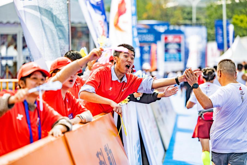 赛场上的瞬间精彩，观众沸腾不已