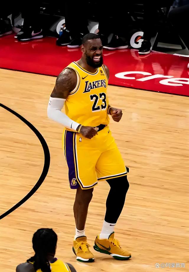 詹姆斯领军湖人擒下开拓者