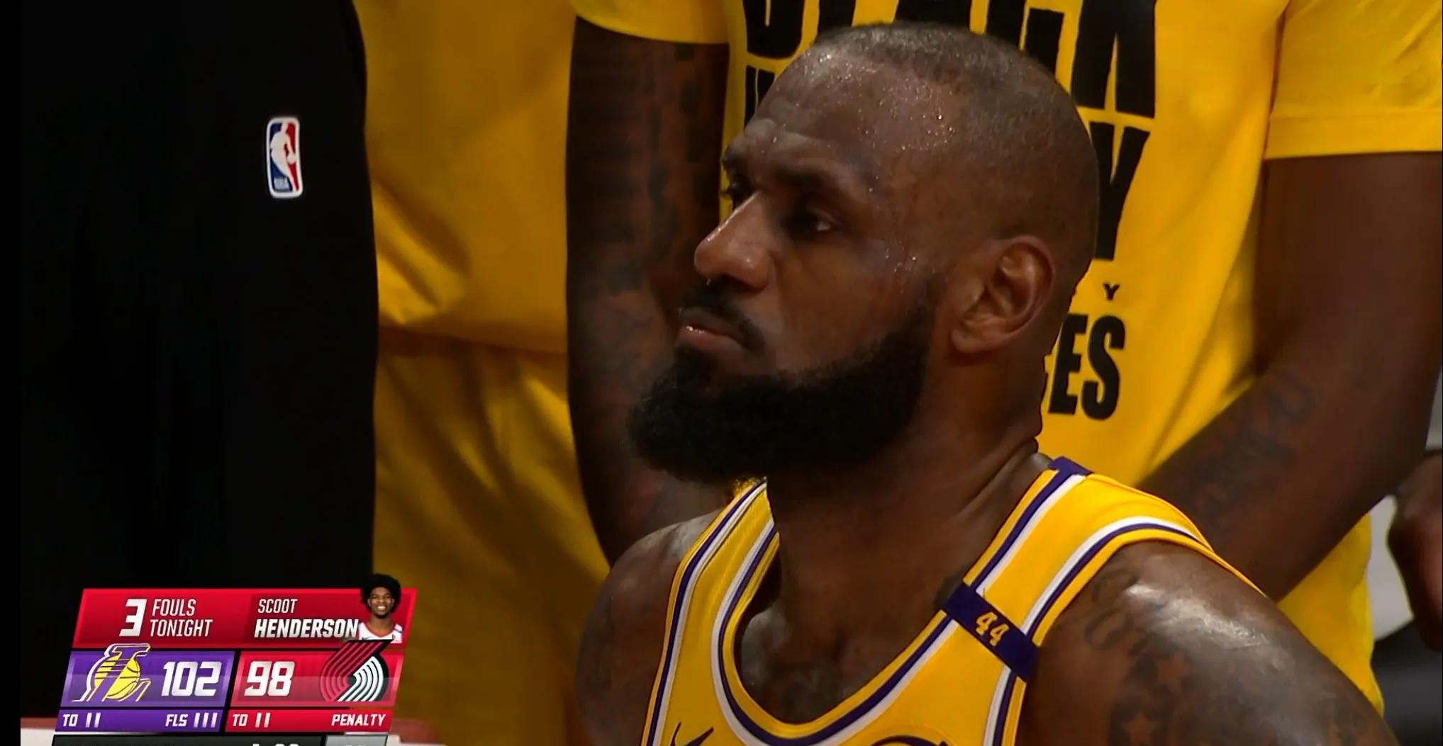 詹姆斯领军湖人擒下开拓者