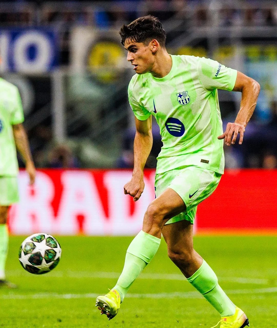 巴塞罗那阿尔马瓜可逆转胜利，晋级希望一线生机