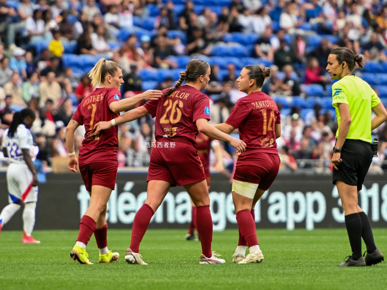 女子足球精英对抗，激烈战局