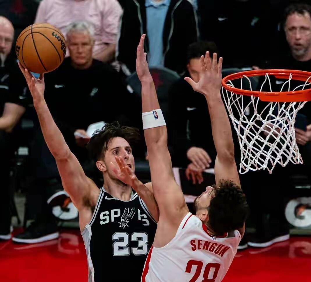 火箭险胜马刺，塔图姆统治全场