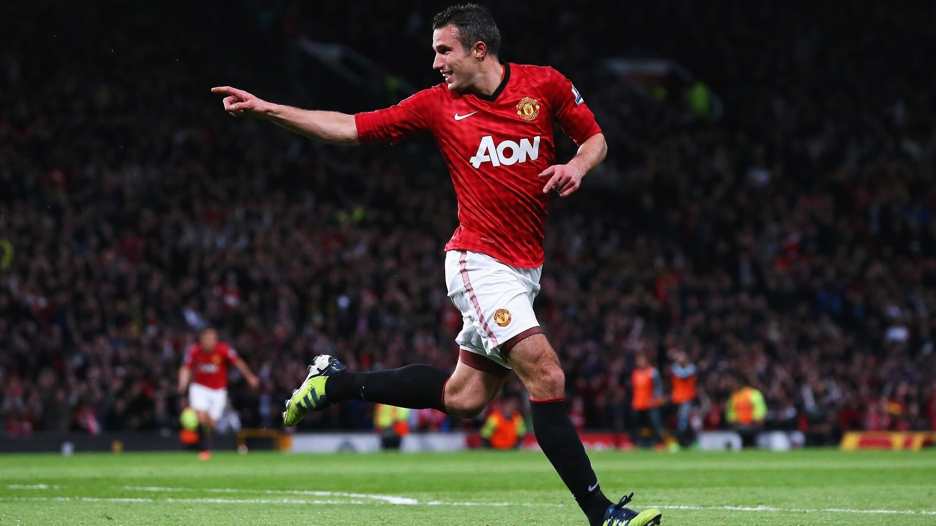 站在对手尸骸铸成的底座上,他是球场上唯一的雕像