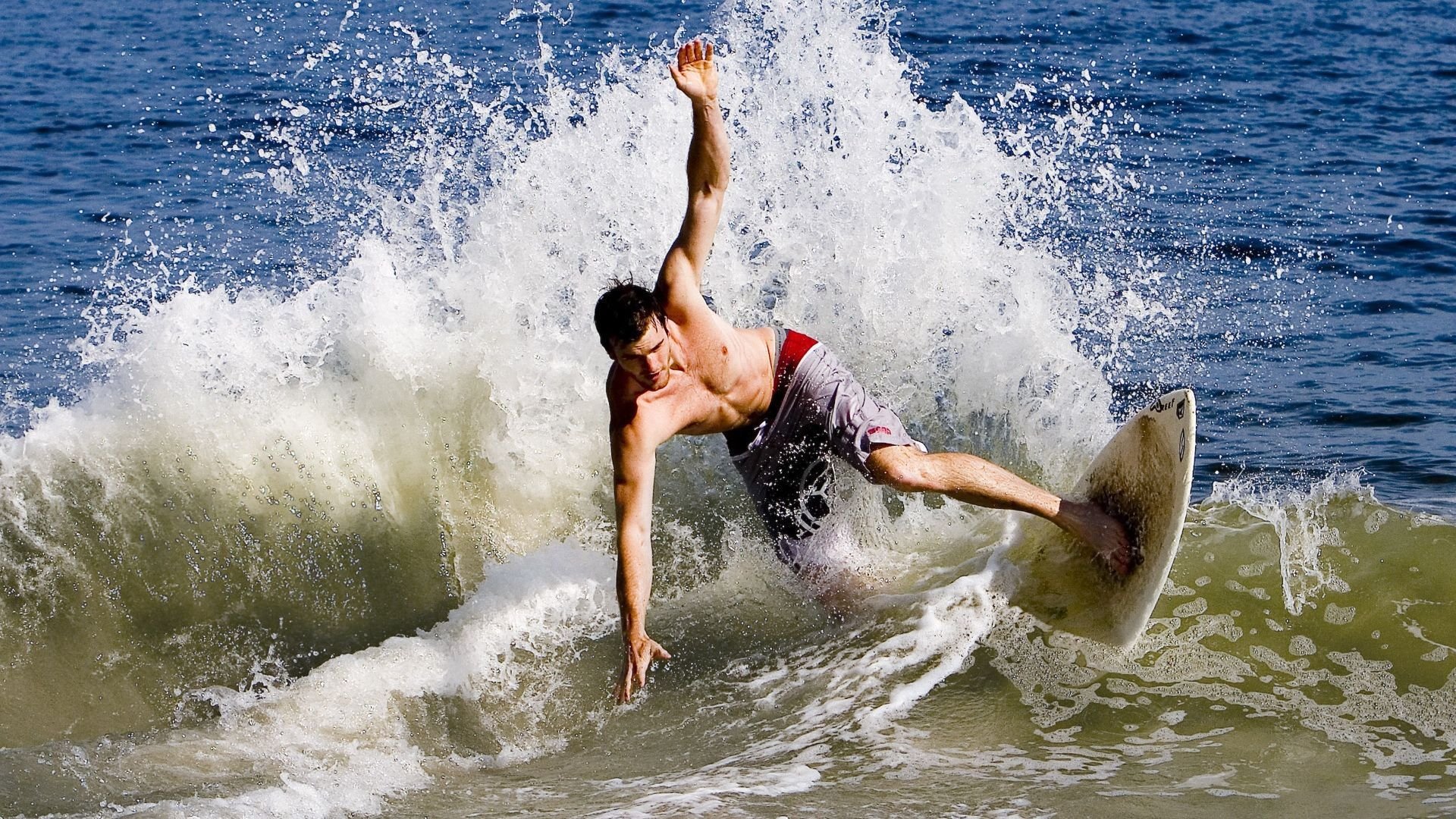 大卫的投石索,佩雷兹高光助红牛二队鏖战梅赛德斯巨人